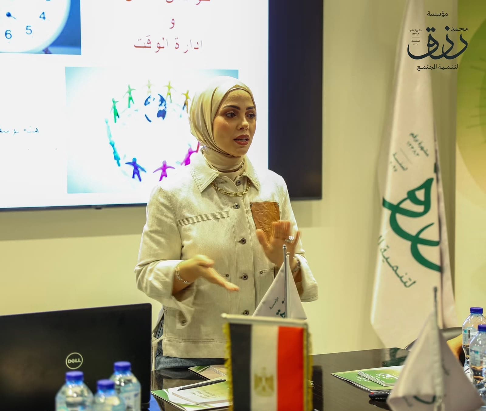 ميسّرة تقدّم جلسة إدارة الوقت في البرنامج التدريبي