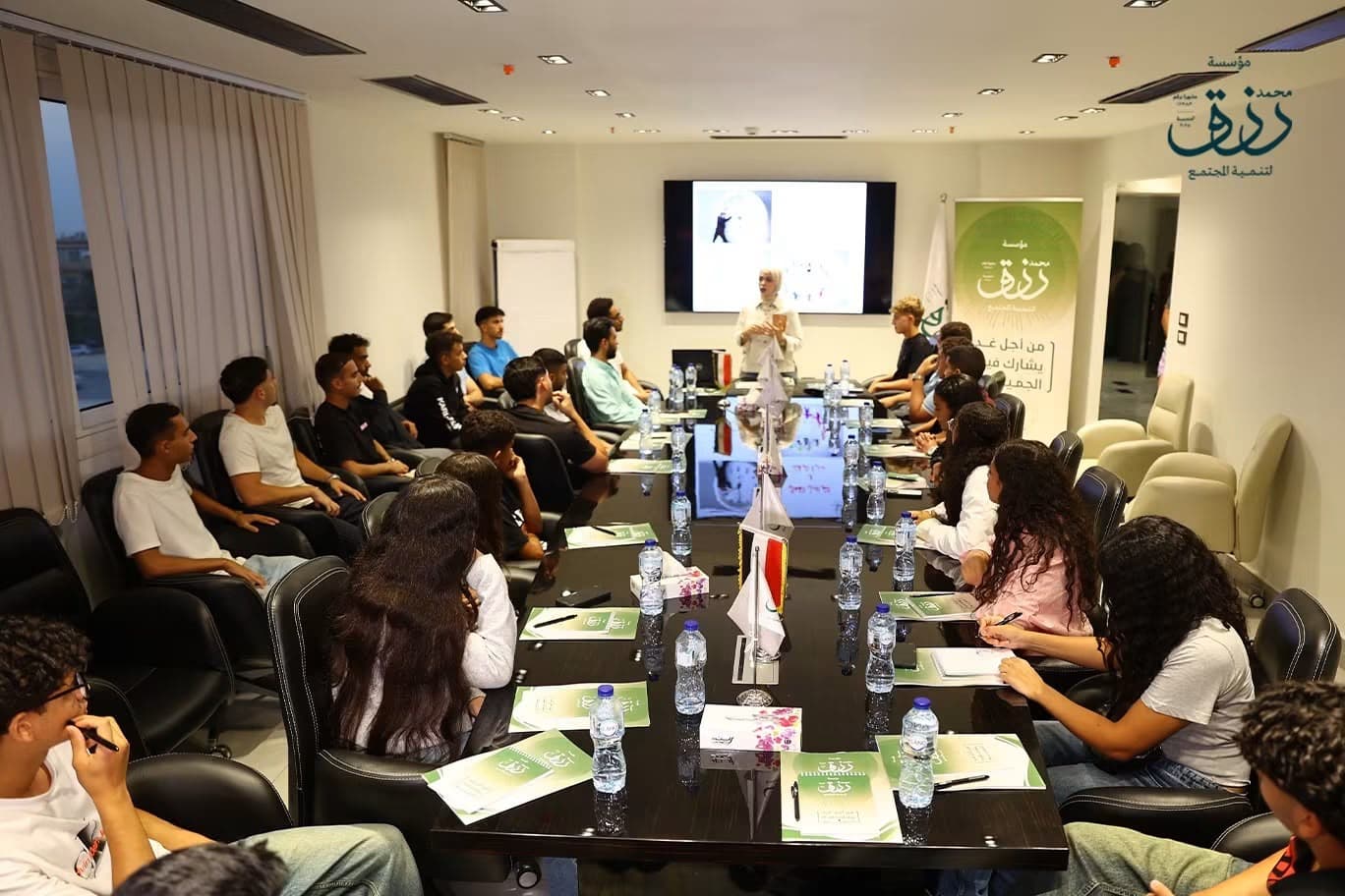 قاعة التدريب ممتلئة بالمشاركين أثناء جلسة بناء القدرات