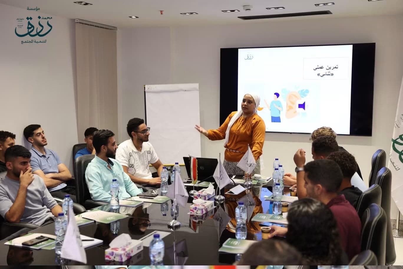 تمرين عملي مع الشباب خلال برنامج بناء القدرات